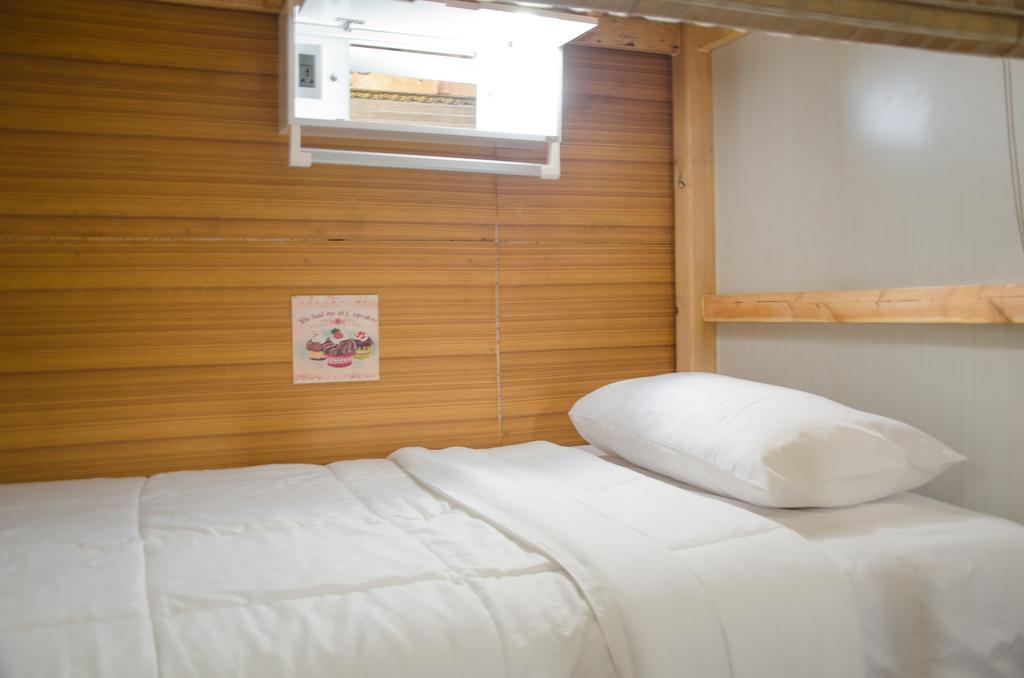 Bed And Butler Hostel Bangkok Buitenkant foto