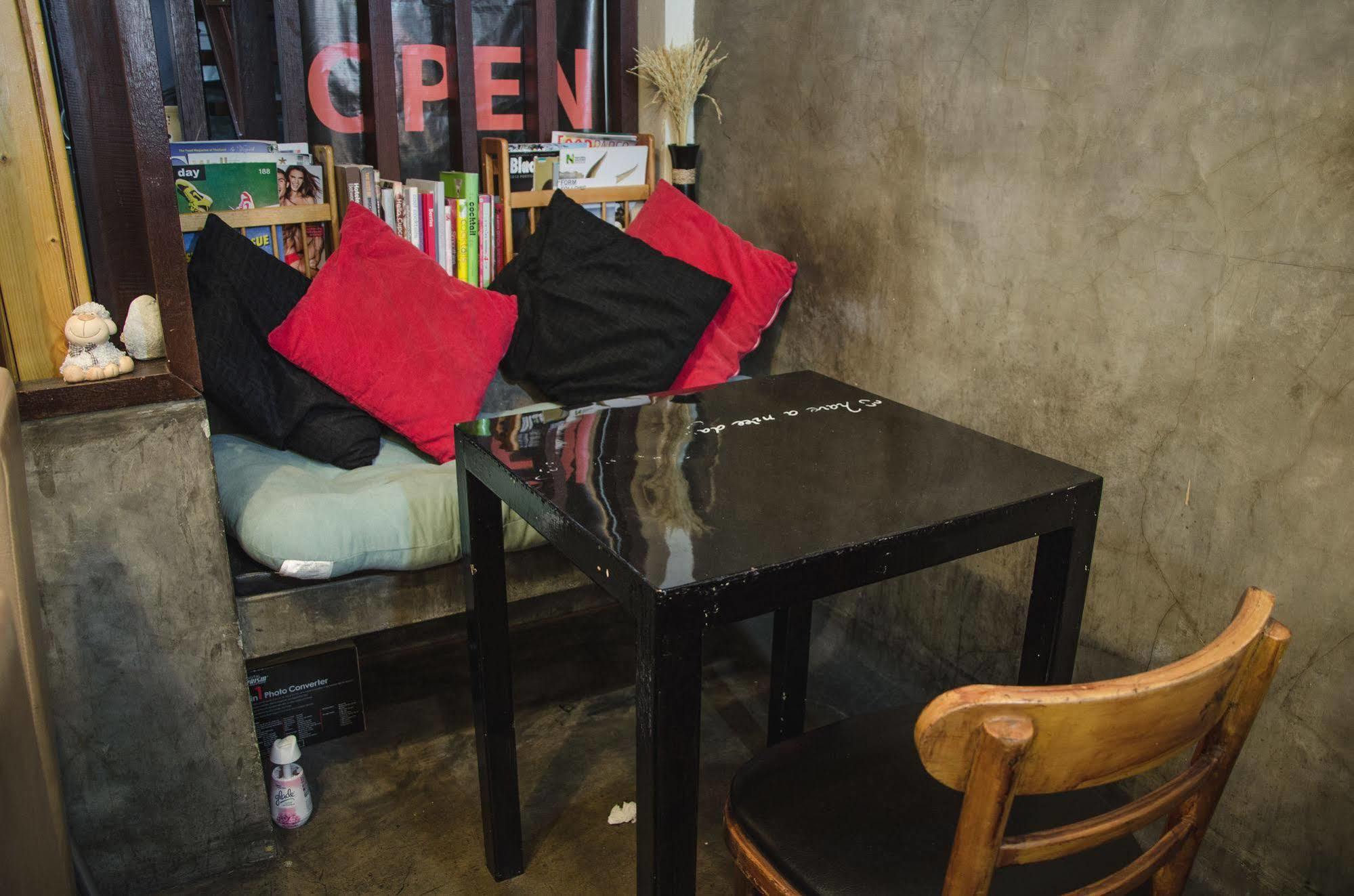 Bed And Butler Hostel Bangkok Buitenkant foto