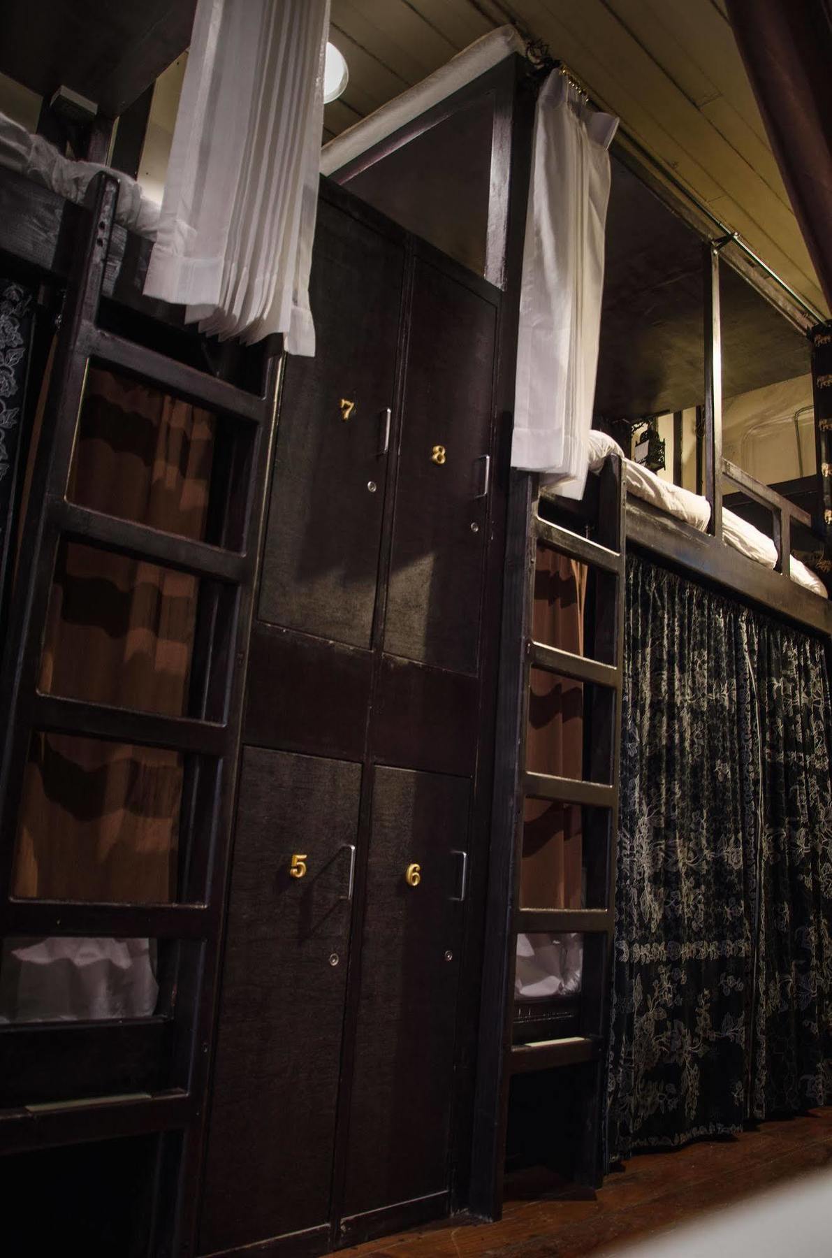 Bed And Butler Hostel Bangkok Buitenkant foto
